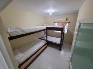 Bunk bed o mga bunk bed sa kuwarto sa LOS BOHIOS DE COVEÑAS