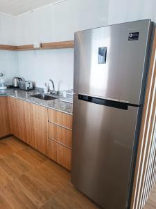 un frigorifero in acciaio inossidabile in cucina di Rancho Blanco a Villa Dolores