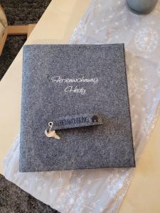 ein Buch mit einem Schlüssel auf dem Tisch in der Unterkunft Ferienwohnung Hedy in Prien am Chiemsee