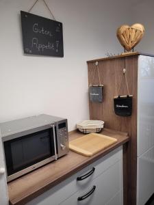 eine Küche mit einer Mikrowelle auf der Theke in der Unterkunft Ferienwohnung Hedy in Prien am Chiemsee