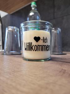 Ein Glasgefäß mit einem Etikett, auf dem hohe Milchmänner stehen. in der Unterkunft Ferienwohnung Hedy in Prien am Chiemsee + 2 Fotos