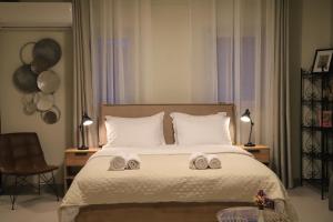 a bedroom with a bed with two towels on it at Cruzeto in Syvota