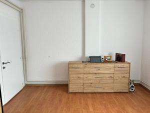 um quarto com uma cómoda de madeira num quarto em Vila Tosic em Aleksandrovac