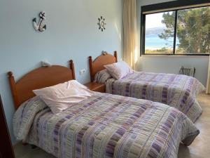 Posteľ alebo postele v izbe v ubytovaní Apartamentos Playa Langosteira