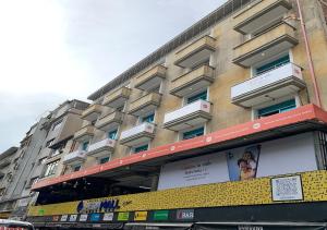 un grand bâtiment avec un panneau devant lui dans l'établissement Hotel Opera, Centro Medellín, Entertainment,Y Bar, Solo Adultos, à Medellín