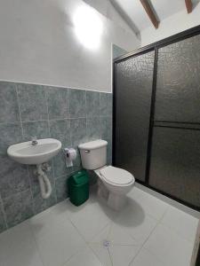 a bathroom with a toilet and a sink at Casa de descanso unifamiliar in Venecia