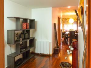 uma sala de estar com pisos em madeira e uma sala de jantar em Fonsi House no Porto