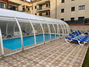 Bazén v ubytovaní Apartamentos Playa Langosteira alebo v jeho blízkosti