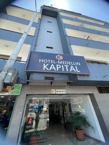 una señal de hotel imperialismo kappala en un lado de un edificio en Hotel Medellin Kapital, en Medellín