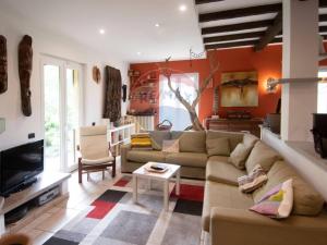 uma sala de estar com um sofá e uma mesa em Casa di vacanza nel totale relax. em Gornate Olona 