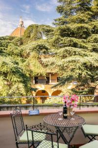 une table et des chaises sur un balcon avec un arbre dans l'établissement Penthouse Le Terrazze Duomo view, à Florence