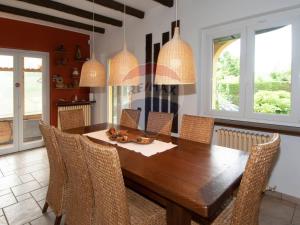 uma sala de jantar com uma mesa de madeira e cadeiras em Casa di vacanza nel totale relax. em Gornate Olona 