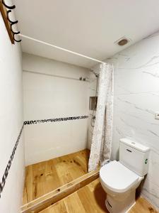 Fudodo舒适3 beds في لوسبيتاليت دي يوبريغات: حمام مع مرحاض في الغرفة