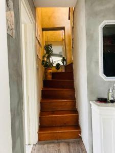 uma escada num quarto com uma escada em Island House em Adalar