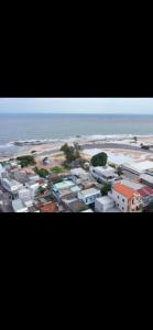 uma vista aérea de uma cidade e do oceano em Home Sun Moon - Phòng Đôi em Phan Thiet