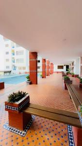 un pasillo de un edificio con piscina en Luxury en Tetuán