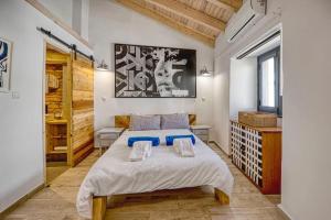 Postel nebo postele na pokoji v ubytování Casa da Artista - Stylish House with Plunge Pool and Lush Garden close to Beach