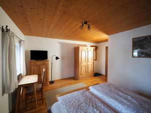 um quarto com uma cama e um tecto de madeira em Beim Lenz em Schleching