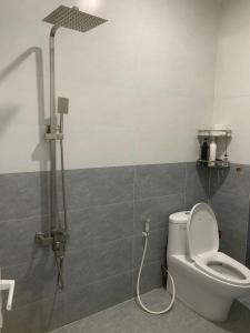 La salle de bains est pourvue d'une douche et de toilettes. dans l'établissement Home Sun Moon - Home 4, à Phan Thiết