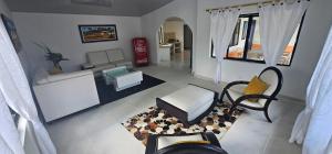 sala de estar con sofá y silla en Cabañas Cafeteras Cerritos, en Pereira
