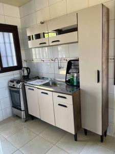 卡龐達卡諾阿的住宿－Casa Verde，一间带水槽和冰箱的小厨房