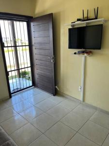 Habitación con puerta y suelo de baldosa. en Casa Verde en Capão da Canoa
