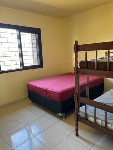 卡龐達卡諾阿的住宿－Casa Verde，一间卧室设有两张双层床和一扇窗户。