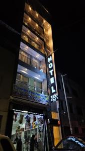 un edificio con un cartel en el costado en HOTEL NILA en Cajamarca
