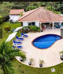 una piscina en un patio con sillas y una casa en The Dream of Playa Coronado en Playa Coronado