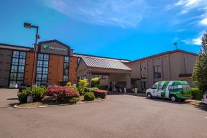 um carro estacionado num parque de estacionamento em frente a um hospital em Holiday Inn Portland South/Wilsonville, an IHG Hotel em Wilsonville