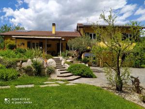 uma casa com um jardim em frente em Casa di vacanza nel totale relax. em Gornate Olona 