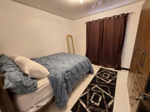 A bed or beds in a room at Cozy & Central 2 Bedroom Apt