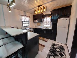 O bucătărie sau chicinetă la Cozy & Central 2 Bedroom Apt +3 fotografii
