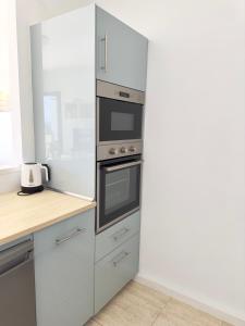 kuchnia z białymi szafkami i blatem w obiekcie Casa Josephine Lanzarote, spectacular sea views & FREE WiFi w Puerto del Carmen +22 zdjęcia