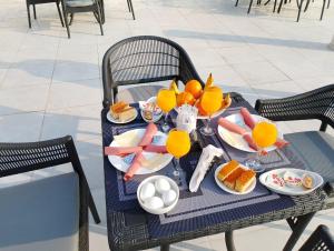 uma mesa com uma bandeja de comida e sumo de laranja em The Heaven Pyramids no Cairo
