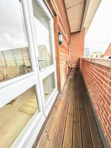 Un balcon sau o terasă la Balcony Penthouse Room Basingstoke Hospital 2min drive and walkable