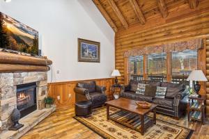 a living room with a couch and a fireplace at Golf View cabin in Pigeon Forge