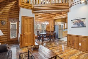 a dining room and kitchen with a table and chairs at Golf View cabin in Pigeon Forge