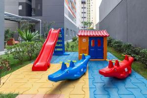 einen Kinderspielplatz mit Rutsche und Spielgeräten in der Unterkunft Completo, moderno e bem localizado na Rua do Metrô Brás SP in São Paulo