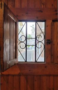 eine offene Holztür mit einem Fenster in einem Gebäude in der Unterkunft El Corral de Corbera in Monte San Miguel