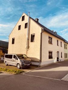 a van parked in front of a building at Ferienwohnung Leadro in Kurort Oberwiesenthal +21 photos