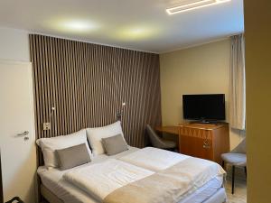 Ein Bett oder Betten in einem Zimmer der Unterkunft Hotel Alt Montjoie