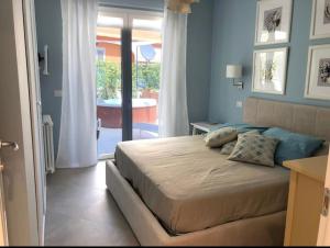 una camera con letto e vista su una vasca di CASA MANDO with Terrace and Jacuzzi a Taormina