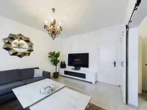 uma sala de estar com um sofá e uma televisão em Villa am Staderhof em Leichlingen