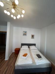 uma cama num quarto com uma ventoinha de tecto em Stadtquartier am Rathaus em Lichtenstein