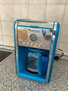 a small blue toaster sitting on top of a counter at Stadtquartier am Rathaus in Lichtenstein