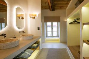 Un baño con dos lavabos y un espejo. en SUITE HOUSE THISSION, en Atenas 30 fotos más