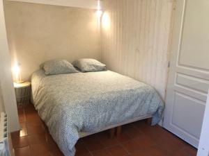 een kleine slaapkamer met een bed met 2 kussens bij Lolivia Gîte 8 personnes in Saint-Georges-sur-Cher