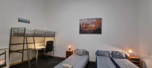 um quarto com 2 camas e um beliche em Lookery Apartment em Budapeste