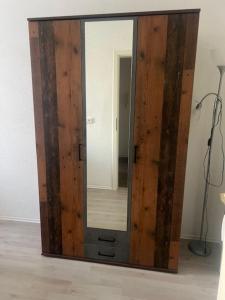 einen großen Spiegel mit Holztür in einem Zimmer in der Unterkunft Zum Bahnhof in Zwickau